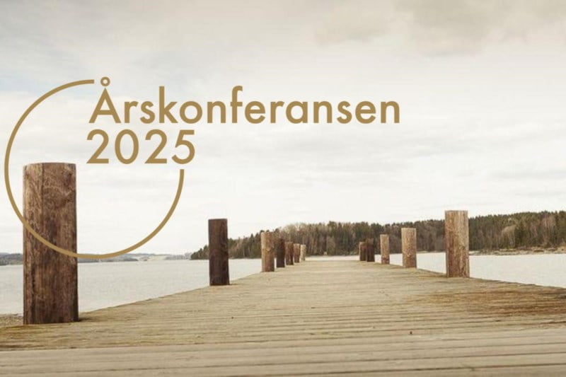 Brygge med ordene "Årskonferansen 2025" skrevet oppå bildet